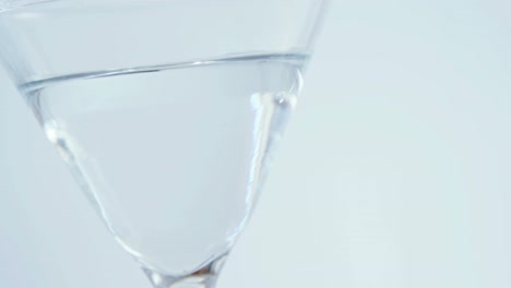 Olivenstab-Fällt-In-Das-Cocktailglas