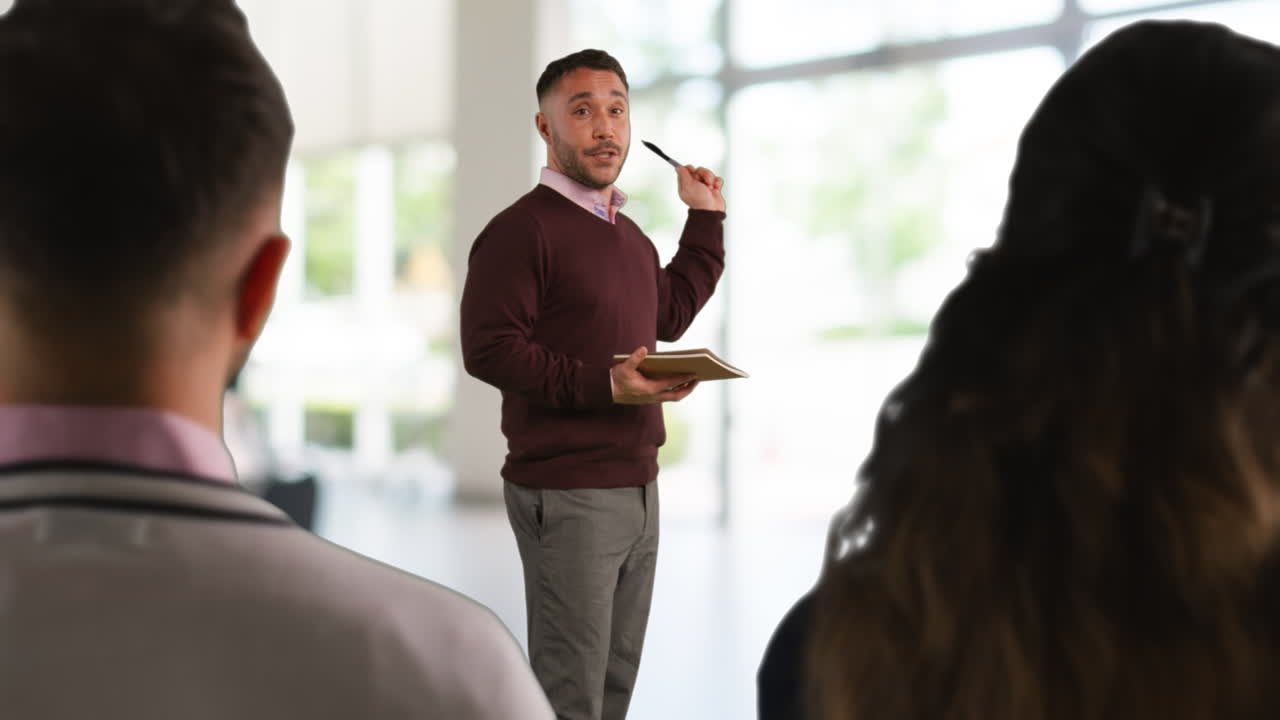 hombre de negocios o profesor universitario que da una presentación o lección en la oficina o en el aula