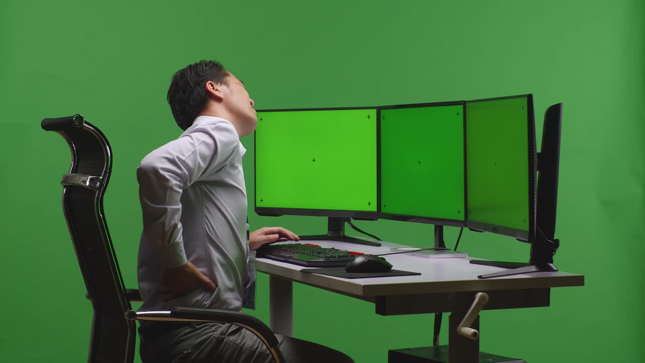 직장에서 허리 통증이 있는 남자