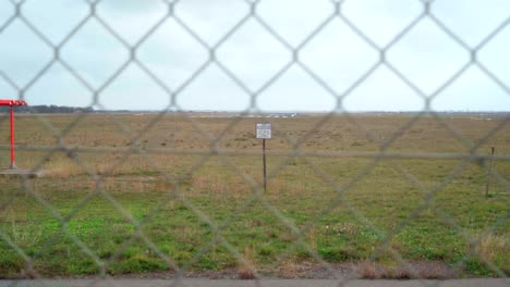carril vacío del aeropuerto y pista de aterrizaje en el campo, sin vuelos durante la pandemia de covid-19, vacaciones canceladas y vacaciones
