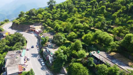 Auto-Läuft-Am-Rande-Des-Berges-In-Indien