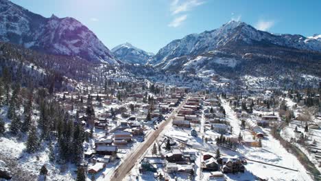 vista aérea de drones altos de ouray, colorado en un soleado día de invierno