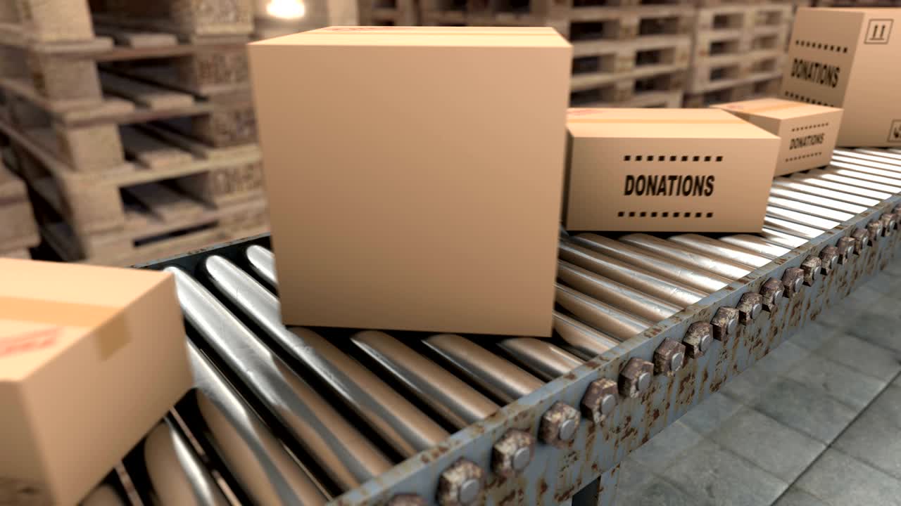 línea de producción con paquetes de cartón de diferentes tamaños en una fábrica de cajas