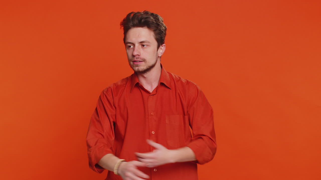 짜증난 불만족한 공격적인 불행한 남자가 손을 흔들며 실패에 대한 비난을 비난합니다.