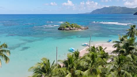 Antena-Escénica-Sobre-El-Dosel-De-Palmeras-Del-Caribe-Azul-Tropical,-Playa-De-Ermitanos