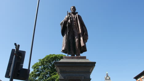 Frederick-Tollemache-Caballero-Y-Político-Británico-Estatua-Con-Cielo-Azul-En-Segundo-Plano.