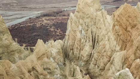 Volando-A-Través-De-Arena-Piedra-Arcilla-Acantilados-Nueva-Zelanda-Drone-Video