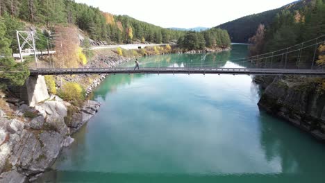 挪威的一座河橋, 穿過一條河.