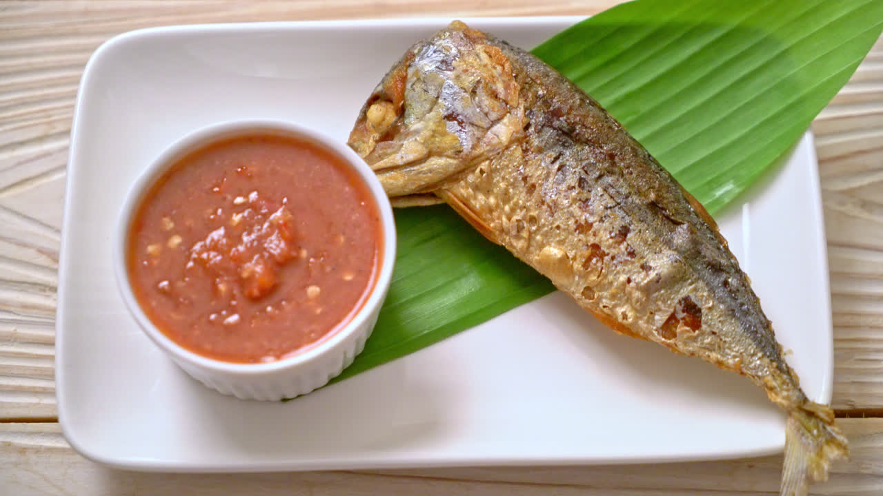 caballa frita con salsa picante de pasta de gambas al estilo de la comida tailandesa