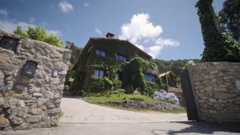 Acercamiento-A-Una-Casa-Moderna-Con-Cubierta-Vegetal-Verde-En-Un-Día-Soleado