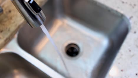 agua corriendo hacia el fregadero de la cocina