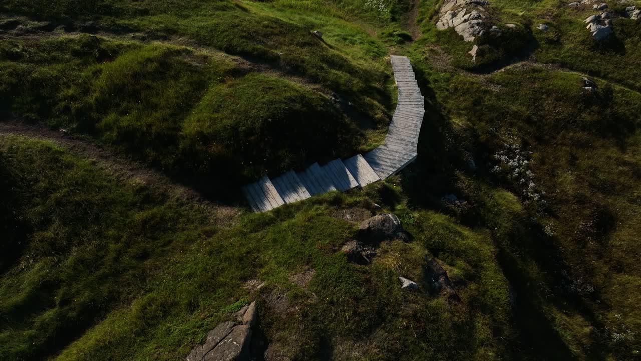 estudio squish con inclinación hacia arriba revela desde un avión no tripulado sobre el paisaje escénico viendo la estructura artística de diseño moderno aislada por todd saunders en la isla de fogo, canadá