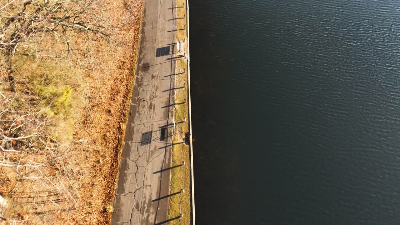 따뜻한 겨울 아침에 재사용된 산책로를 따라 앞으로 추적