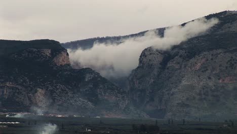 lapso de tiempo de formación de nubes en un desfiladero en grecia