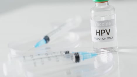 Video-Nahaufnahme-Von-HPV-Impfstofffläschchen-Und-Spritzen,-Mit-Kopierraum