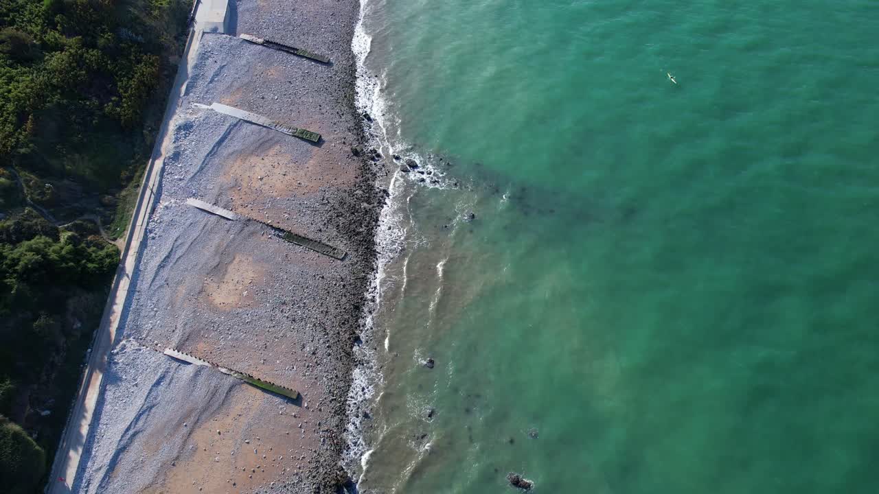 피어와 카야크를 타는 사람과 함께 해변의 해안 장면