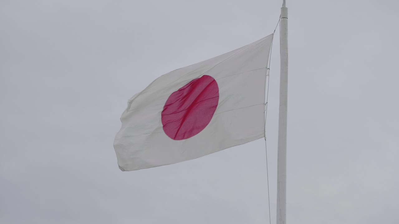 la bandera de japón ondeando en el viento en cámara lenta 4k