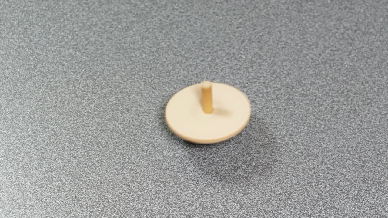 테이블 위의 나무 팽이, 어린이 장난감