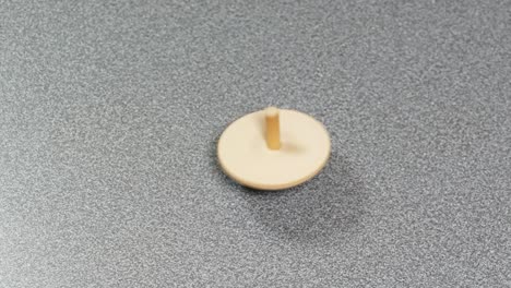 peonza de madera en la mesa, juguete para niños