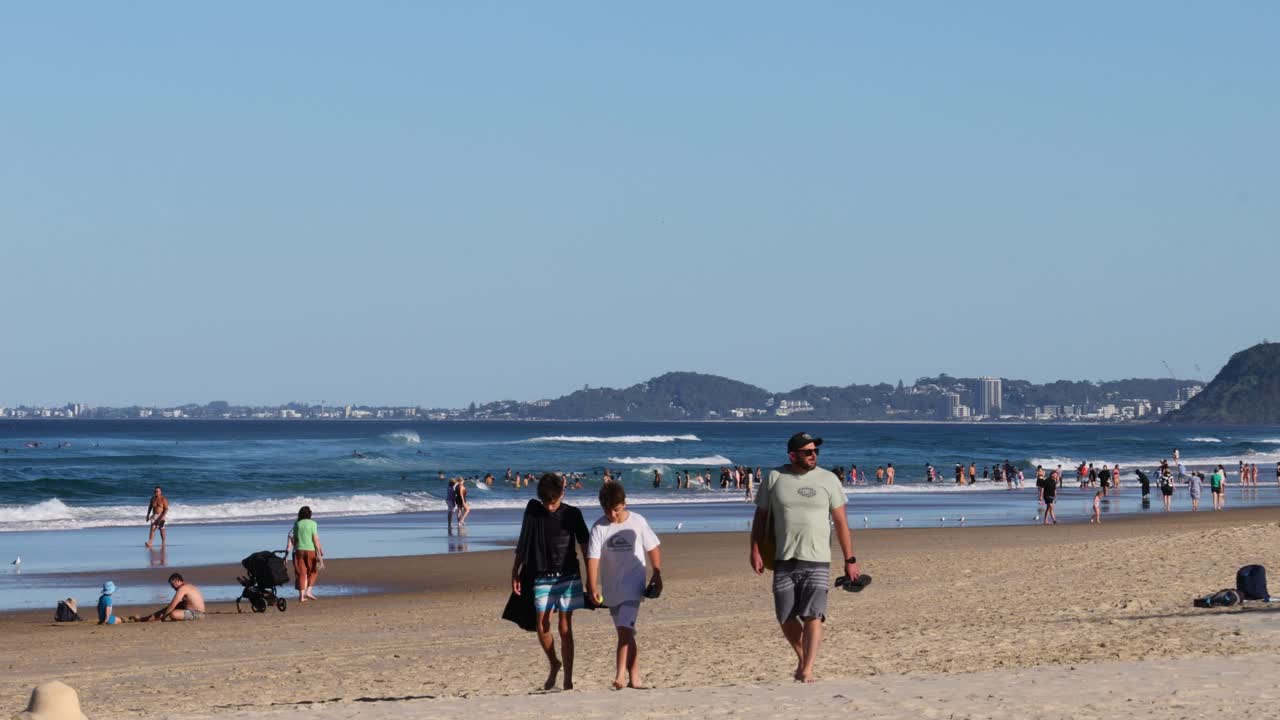 모래 해변 에서 빛 을 즐기는 사람 들