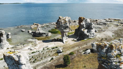 volando sobre altas pilas de mar de piedra caliza o rauks, isla de gotland, suecia