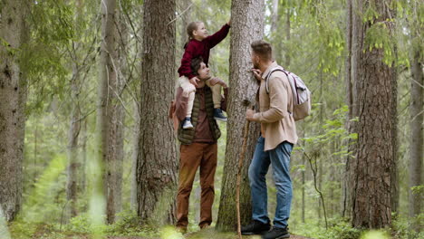 Familie-Genießt-Die-Natur