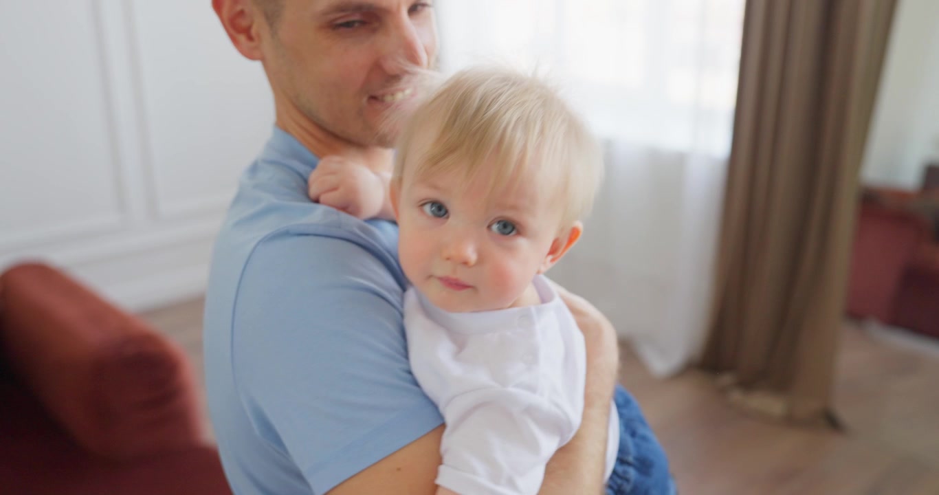 Padre amorevole che tiene in braccio il suo adorabile bambino