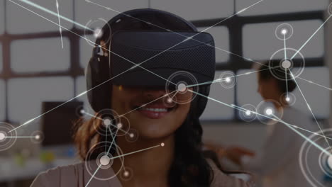 animación de la interfaz digital sobre una mujer de negocios usando auriculares vr