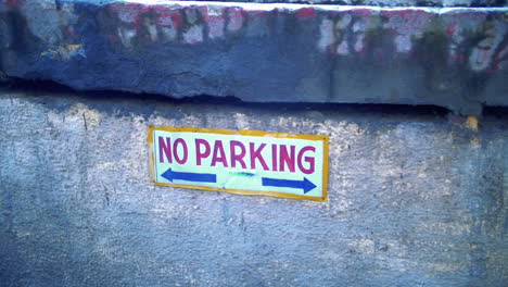 No-Parking-Sign-On-Concrete-Wall-In-Delhi,-India