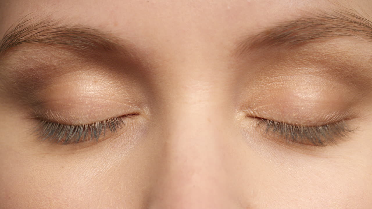 belleza, visión y zoom ocular de la mujer después de ocular