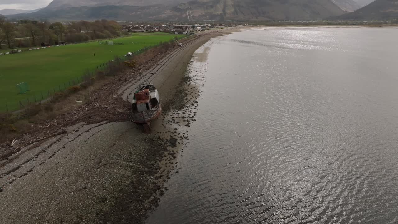 corpach shipwreck의 을 설정하고 뒤에 눈 인 ben nevis를 드러니다.