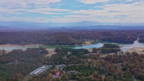 Clip-Panorámico-De-Drones-De-Colores-Otoñales-Y-Montañas-Blue-Ridge