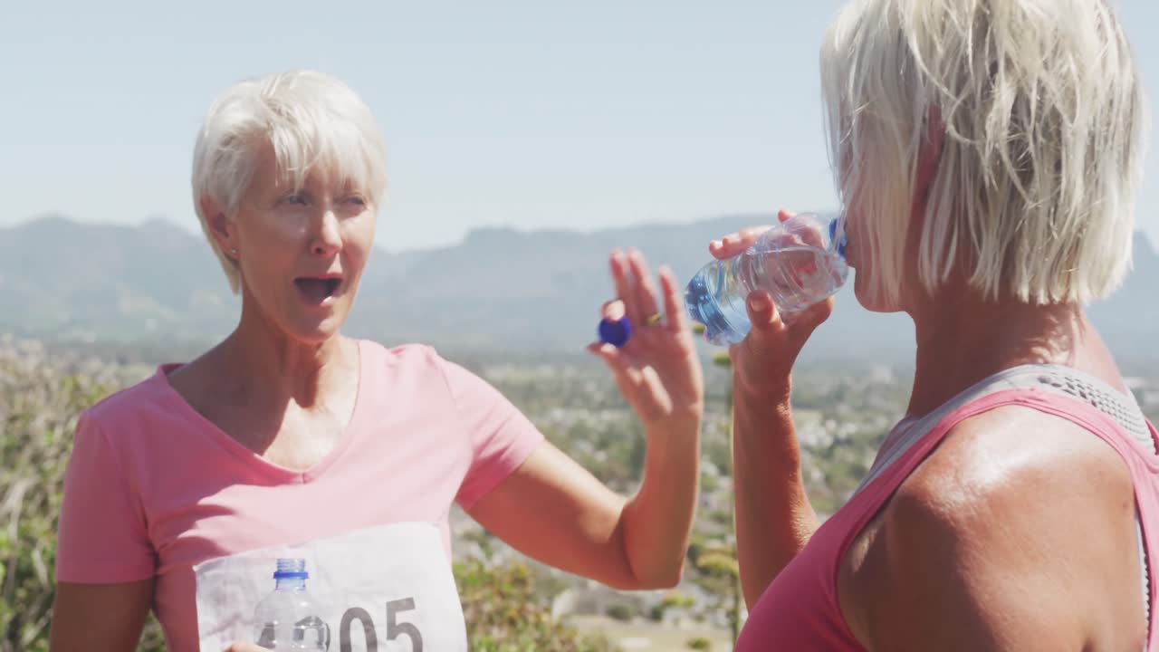 atletismo mujeres bebiendo agua