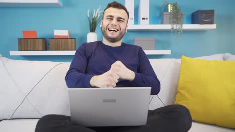 el joven exitoso celebra su victoria y se regocija.