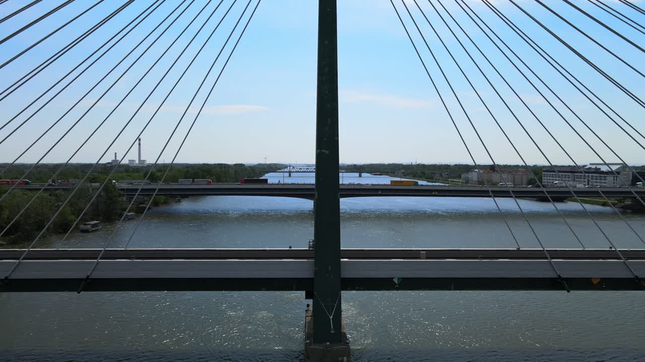 비엔나 도나우슈타트 다리의 시네마틱 드론 슬로우 무빙 샷