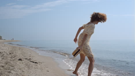 Ruhiges-Mädchen-Hat-Spaß-Am-Strandsommertag.-Lachende-Frau,-Die-Sich-Auf-Meereswellen-Dreht