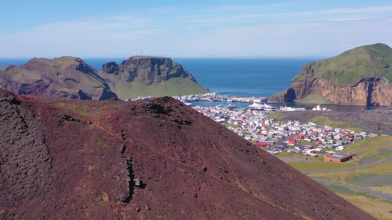 westman islands vestmannaeyjar 아이슬란드의 heimaey에 어렴풋이 보이는 eldfell 화산의 좋은 상승 공중