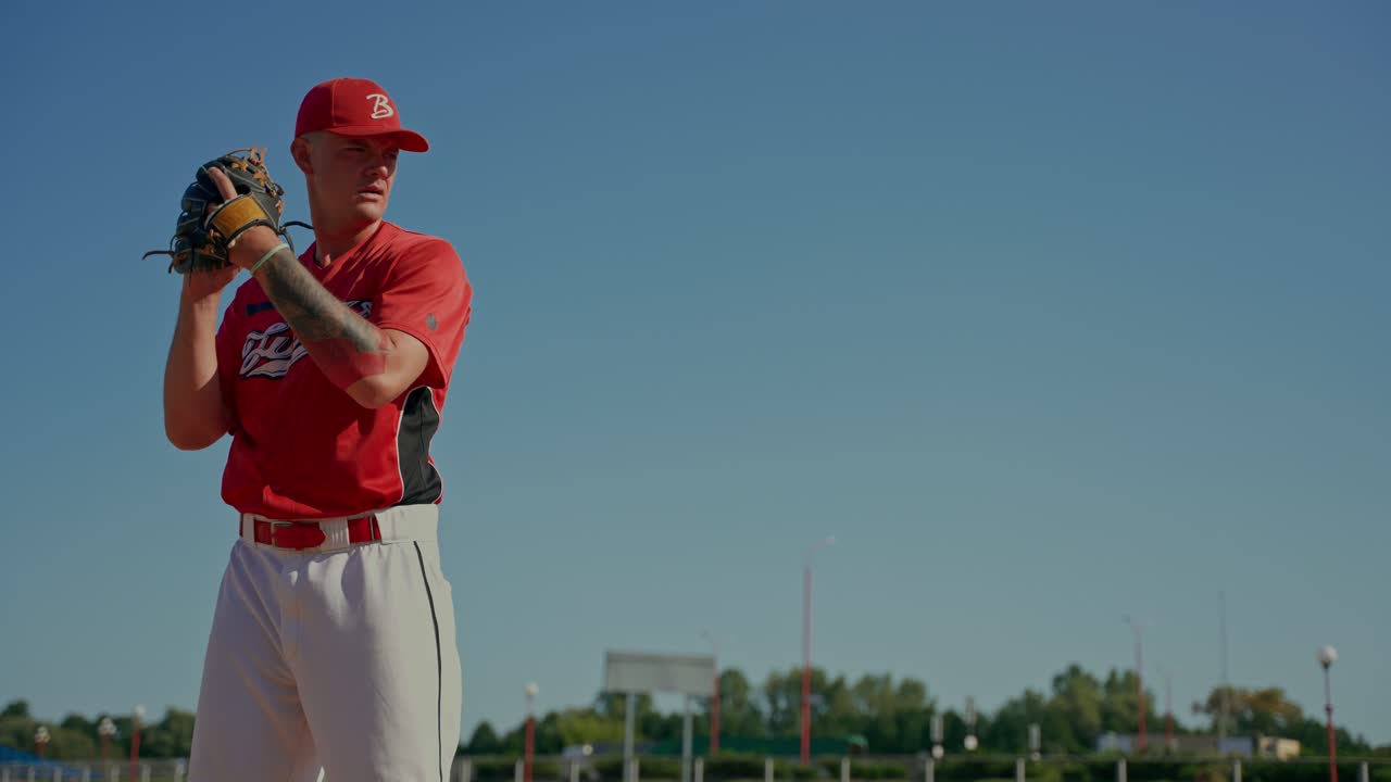 Giocatore di baseball in uniforme con cappellino da baseball e guanto