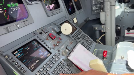 programando la computadora de vuelo para el próximo vuelo