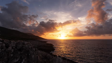 puesta de sol sobre el océano con nubes dramáticas