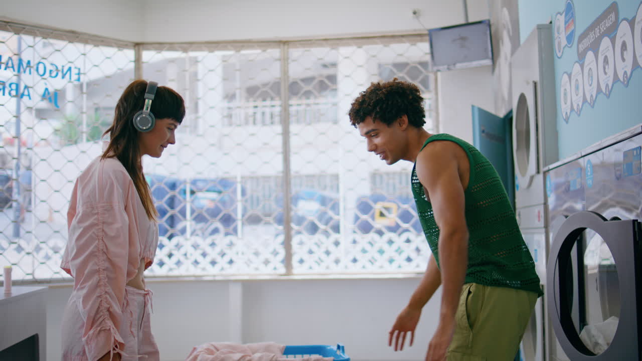 amigos despreocupados bailando música en la lavadora. adolescentes felices lavando la ropa