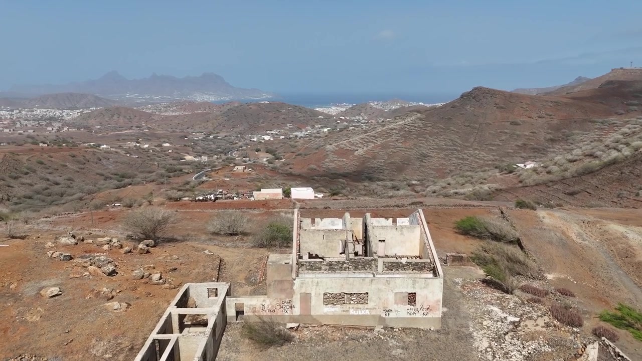 Monte Verde'nin yüksek volkanik platolarında yer alan küçük beyaz binaların ve kıvrımlı bir yolun drone görüntüsü. Cabo Verde'nin izole dağ yaşamına ve kırsal ücra köşelerine bir bakış.
