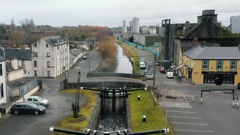 Imágenes-Aéreas-Sobre-Una-Puerta-De-La-Llave-Del-Río-Ubicada-En-Athy,-Irlanda