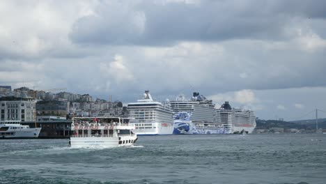 buques de crucero en el estrecho del bósforo, estambul