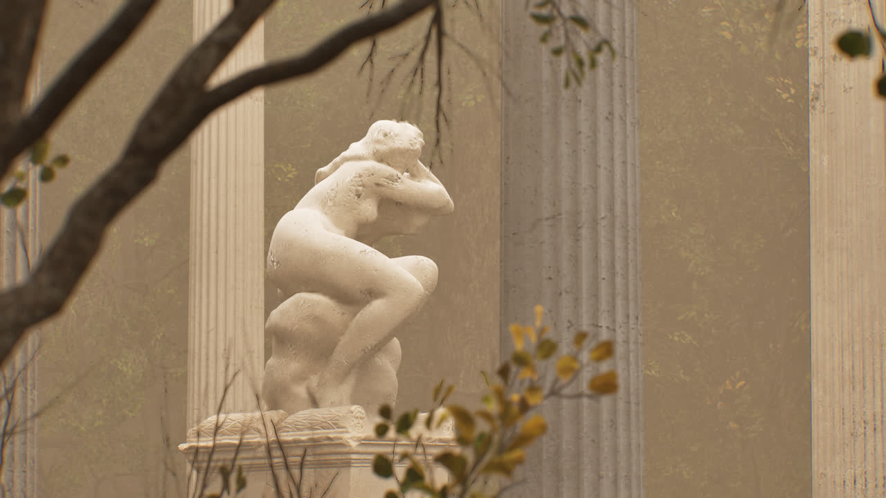 Statua classica serena in un antico giardino incolto