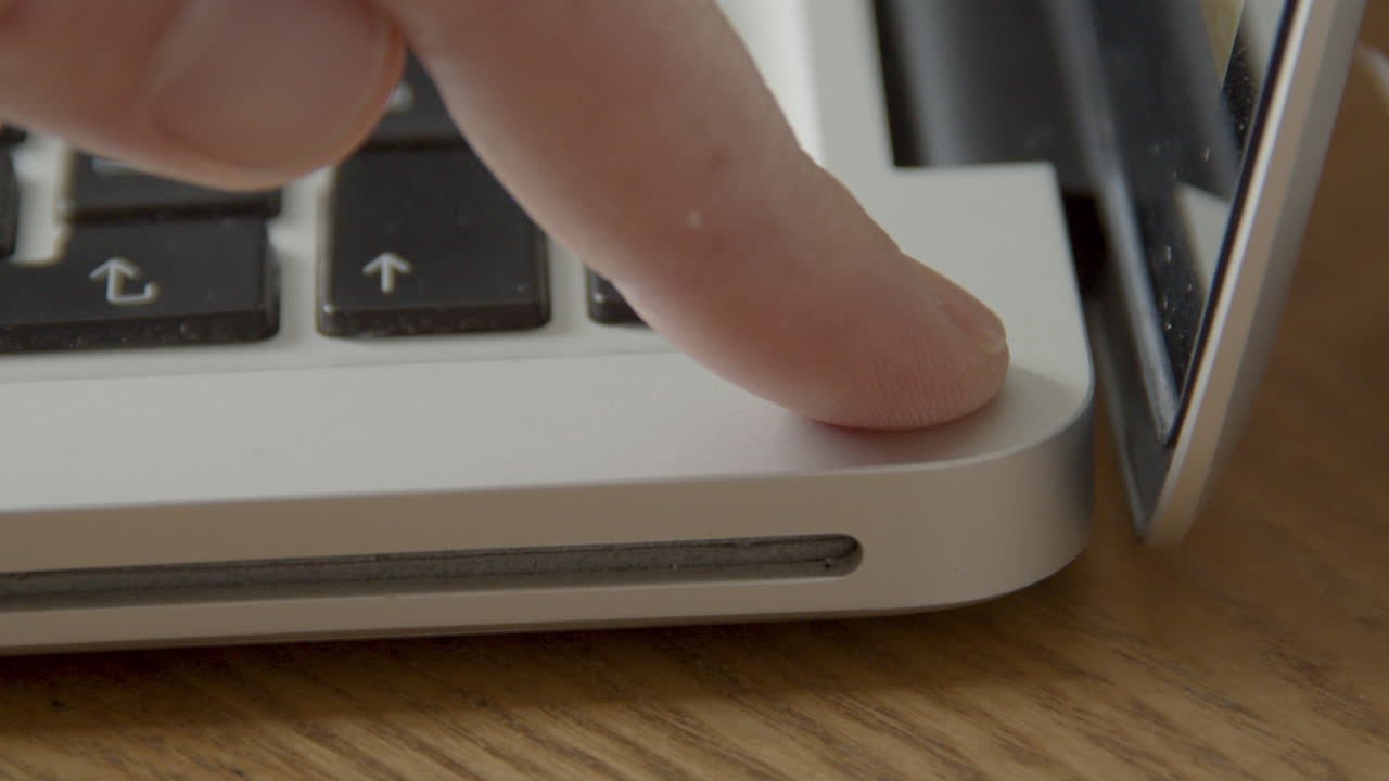 노트북에서 손가락으로 끄기 버튼 누르기