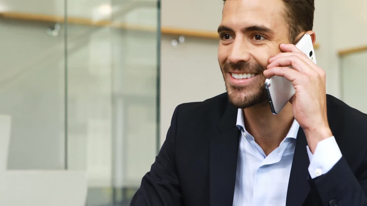 Empresário falando ao celular nas escadas 4k