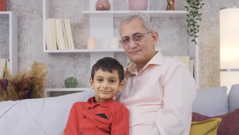 padre e hijo sonríen mirando a la cámara.