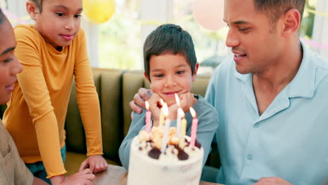 Geburtstagstorte,-Glückliche-Familie