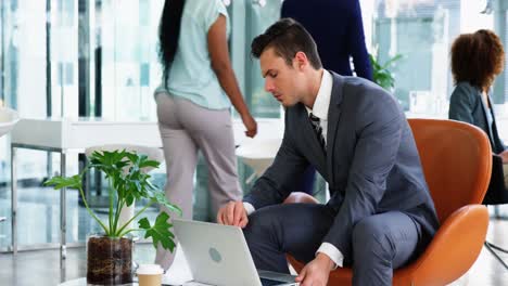 Geschäftsmann-Arbeitet-Am-Laptop